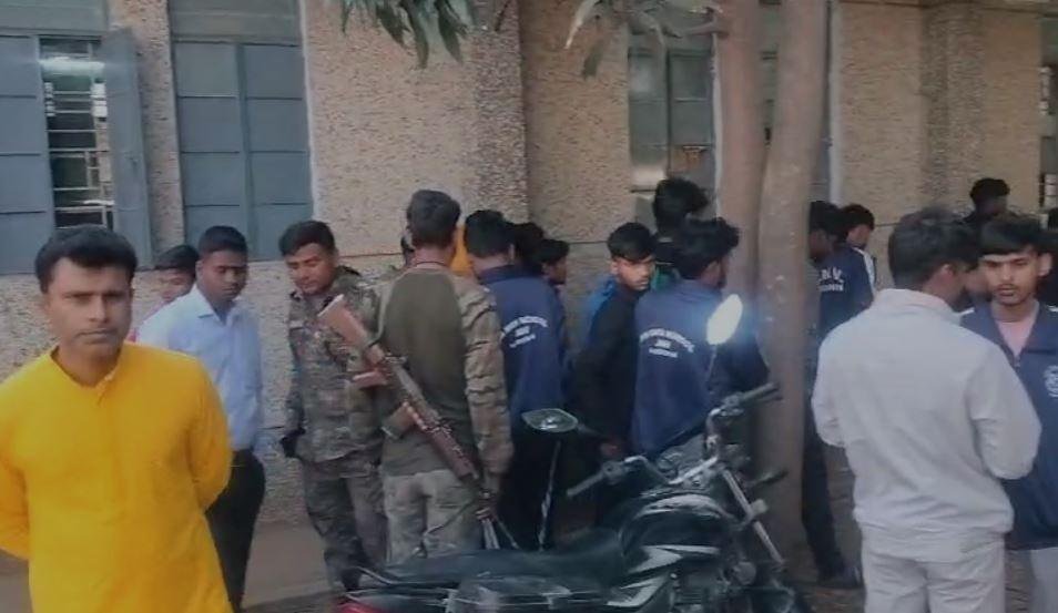 Giridih : घटना के बाद लगी लोगो की भीड़
