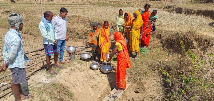 जल संकट और जर्जर सड़क से हरदिया के आदिवासियों में नाराजगी