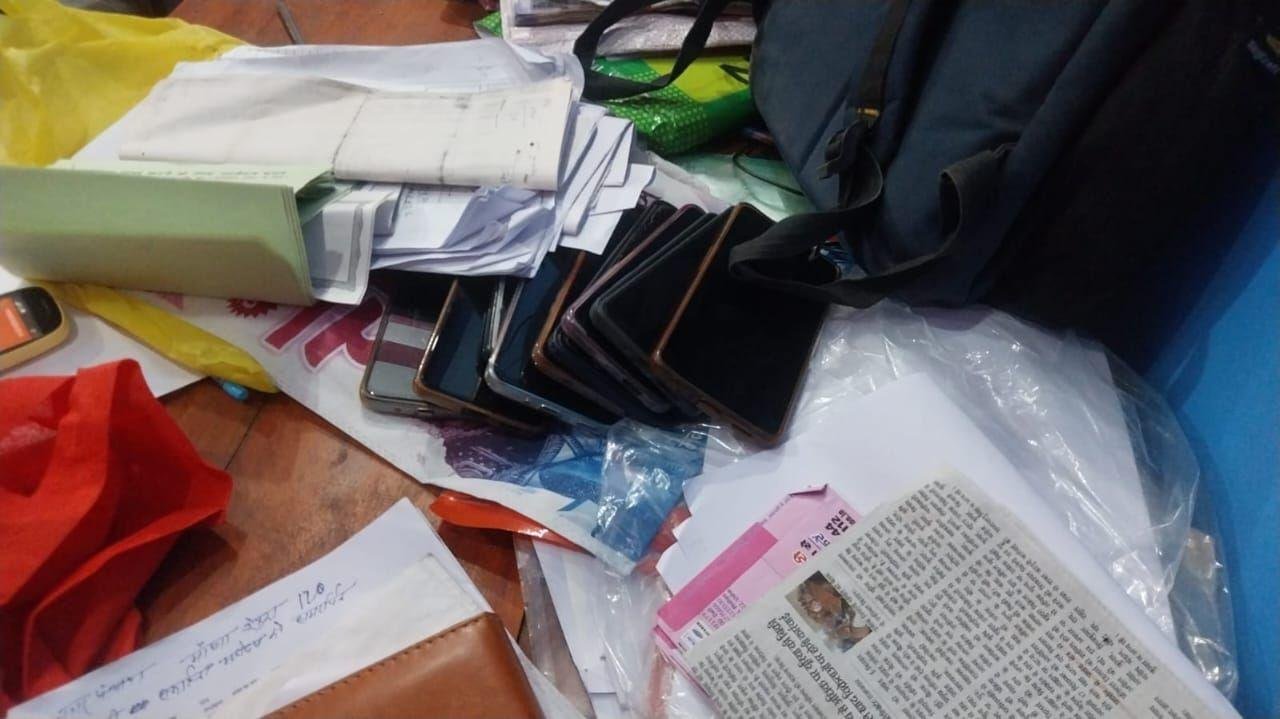 राजस्व कर्मचारी के लिए छोटा पड़ गया सरकारी Office, निजी आवास में...