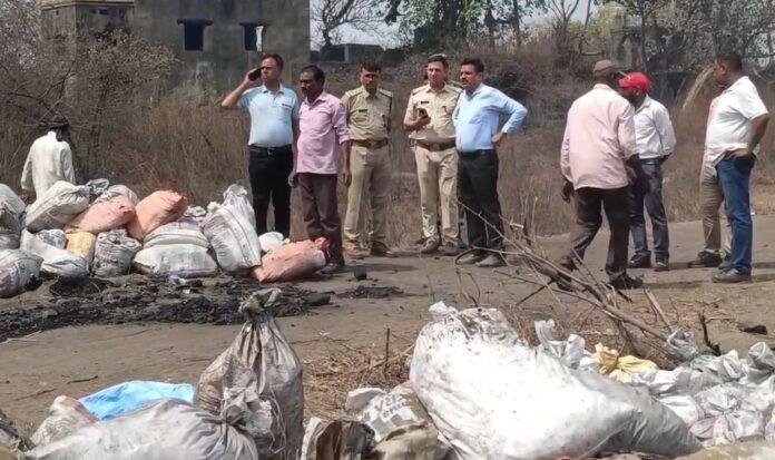 Dhanbad : सीआईएसएफ की छापेमारी से तस्करों में मचा हड़कंप, भारी मात्रा में... Dhanbad : सीआईएसएफ की छापेमारी से तस्करों में मचा हड़कंप, भारी मात्रा में...