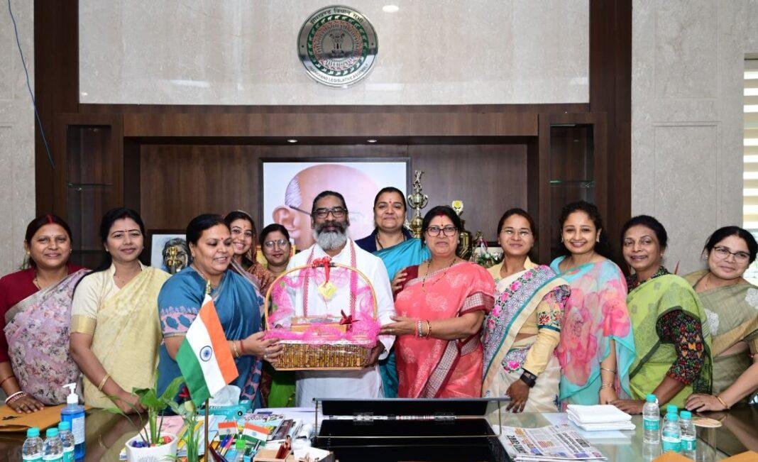 Breaking : सीएम हेमंत सोरेन से महिला विधायकों ने की मुलाकात, सीएम ने महिला दिवस की दी बधाई...