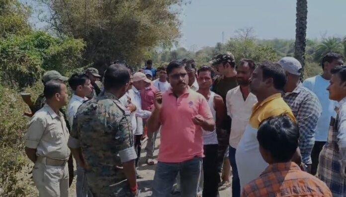 Dhanbad : भूमि विवाद में दो गुटों में भिड़ंत के बाद बिगड़ा माहौल, पुलिस बल तैनात...