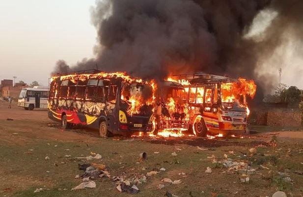 Dumka : बासुकीनाथ बस स्टैंड में भड़का आग का शोला, कई बसे जलकर खाक...