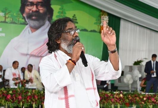 Ranchi : सीएम हेमंत सोरेन ने आंगनबाड़ी सेविकाओं के बीच बांटे स्मार्टफोन, यह सिर्फ मोबाइल नहीं...