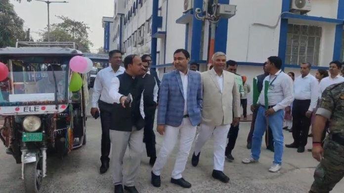 Araria Court राष्ट्रीय लोक अदालत की जागरूकता को लेकर न्यायाधीश ने गाड़ियों को दिखाई हरी झंडी