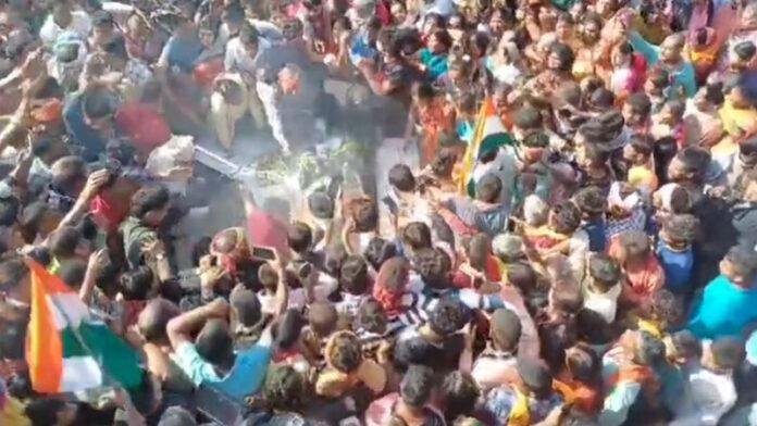 Army में कांस्टेबल पद पर कार्यरत विवेक हुए शहीद, गांव पहुंचते हीं उमड़ पड़ा हुजूम