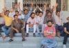 जिला शिक्षा कार्यालय गेट पर जिला के तमाम ठेकेदारों ने बकाया पेमेंट को लेकर दिया धरना