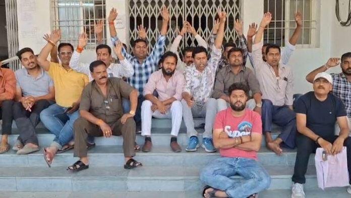 जिला शिक्षा कार्यालय गेट पर जिला के तमाम ठेकेदारों ने बकाया पेमेंट को लेकर दिया धरना