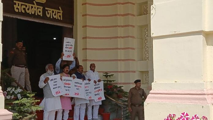 डोमिसाइल नीति को लेकर सदन के बाहर विपक्षी पार्टियों का हंगामा