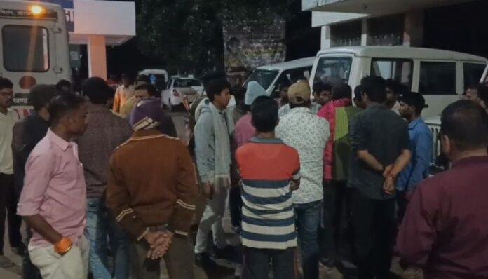 Jamtara Crime : अपराधियों का तांडव, पेट्रोल पंप कर्मी को तीन गोलियां मारी और कैश से भरा बैग लेकर फरार...