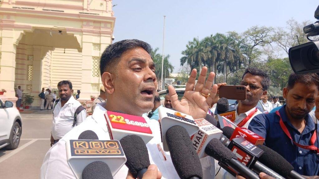 बिहार विधानसभा Live : कब्रिस्तान के मुद्दे पर सदन में छिड़ी बहस बिहार विधानसभा Live : कब्रिस्तान के मुद्दे पर सदन में छिड़ी बहस