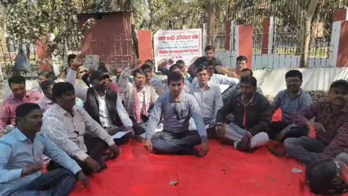 सरकार के खिलाफ आंदोलन पर उतरे Data एंट्री ऑपरेटर