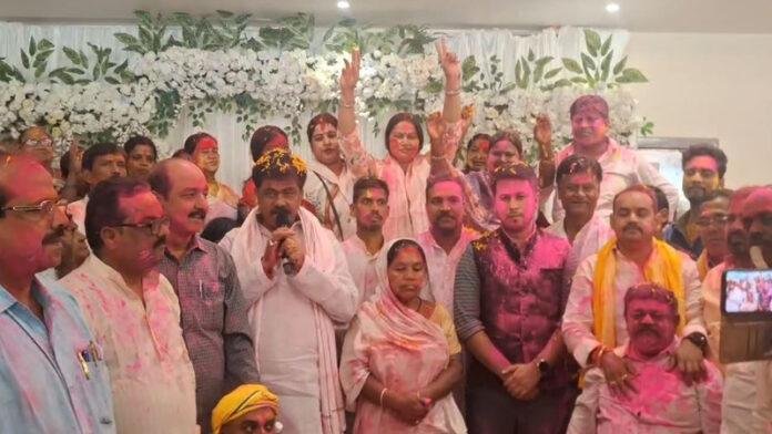 अखिल भारतीय कायस्थ महासभा ने होली मिलन समारोह का किया आयोजन, लोगों ने की जमकर मस्ती