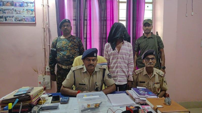 DJ की धुन पर डांस और हाथ में हथियार, फिर पहुंचा जेल