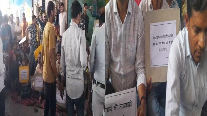 अपनी मांगों के समर्थन को लेकर धरने पर स्वर्णकार समाज