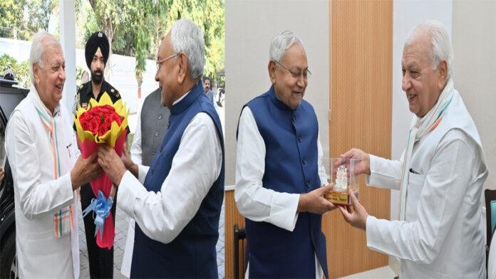 हाथ में भगवान श्रीराम की प्रतिमा लेकर CM आवास पहुंचे राज्यपाल