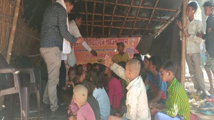 हिंदू नववर्ष के उपलक्ष्य में विश्वामित्र सेना व महर्षि विश्वामित्र फाउंडेशन ने नि:शुल्क शिक्षा केंद्रों में बच्चों को बांटे उपहार