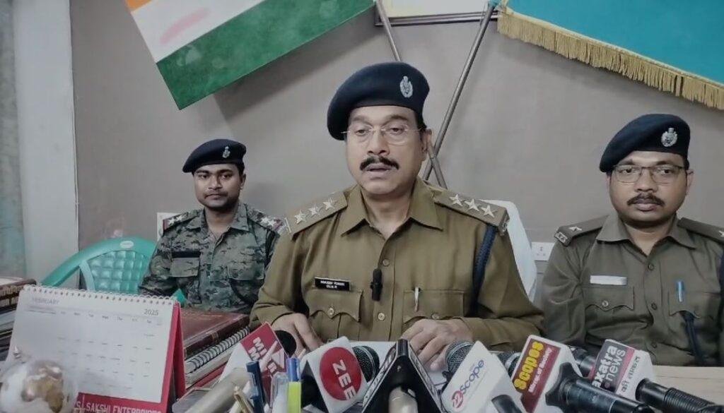Dhanbad Crime : Apk फ़ाइल में क्लिक किया और सारा पैसा स्वाहा, साईबर ठग धराया... Dhanbad Crime : मामले की जानकारी देती पुलिस