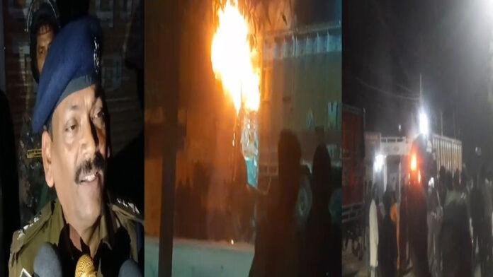 सड़क दुर्घटना में बाइक सवार की मौत, लोगों ने 2 ट्रक में लगायी आग