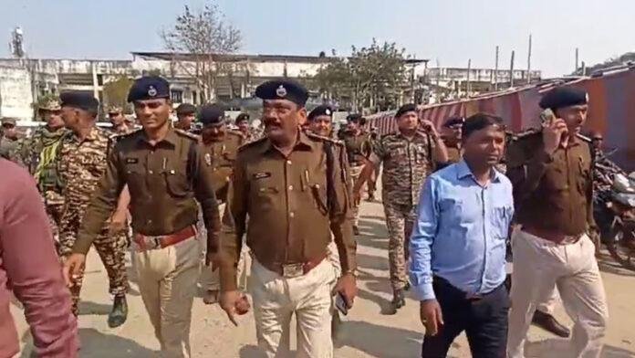 पुलिस और प्रशासन की ओर से आज फ्लैग मार्च का आयोजन