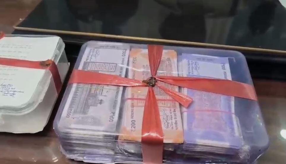 Ranchi Breaking : नशे के धंधेबाजों के खिलाफ बड़ी कार्रवाई, पूर्व जवान सहित 3 अपराधी धराए, ब्राउन शुगर... Ranchi Breaking : ब्राउन शुगर सहित कैश बरामद