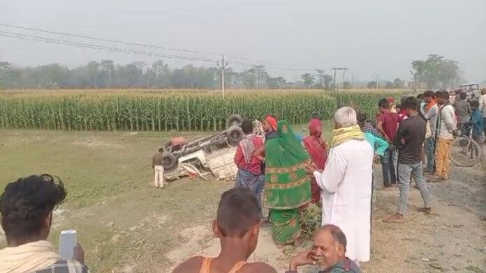 पिकअप वैन और बाइक में भीषण टक्कर, 2 महिला समेत बाइक चालक की मौत पिकअप वैन और बाइक में भीषण टक्कर, 2 महिला समेत बाइक चालक की मौत