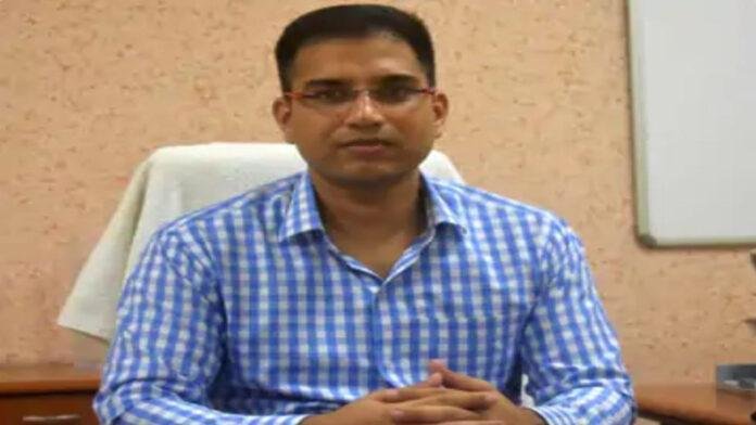 DM की भ्रष्टाचार के विरुद्ध बड़ी कार्रवाई, भू-अर्जन विभाग लिपिक सहित 2 कर्मियों को किया निलंबित