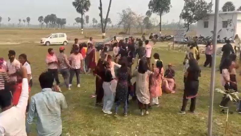 अश्लील गाने पर छात्र-छात्राओं का डांस करने का Video Viral