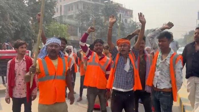 Motihari Safaikarmi वेतन नहीं मिलने को लेकर सफाई कर्मियों ने किया प्रदर्शन, चले गए हड़ताल पर