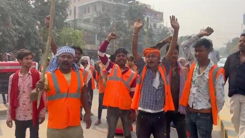 वेतन नहीं मिलने को लेकर सफाई कर्मियों ने किया प्रदर्शन, चले गए हड़ताल पर