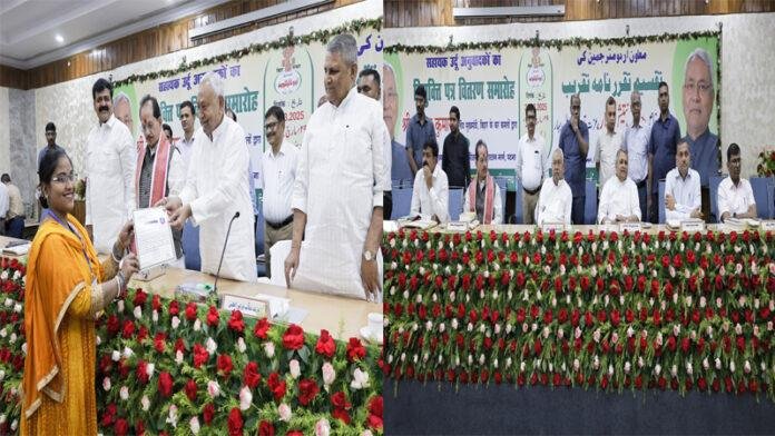 मुख्यमंत्री ने 715 सहायक उर्दू अनुवादकों को प्रदान किया नियुक्ति पत्र, दी बधाई