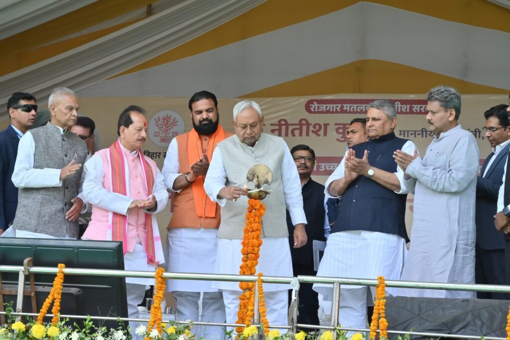 मुख्यमंत्री ने 51 हजार 389 नवनियुक्त शिक्षकों को दी नियुक्ति पत्र, कहा- आप सब खुश रहें, मुस्कुराते रहें 