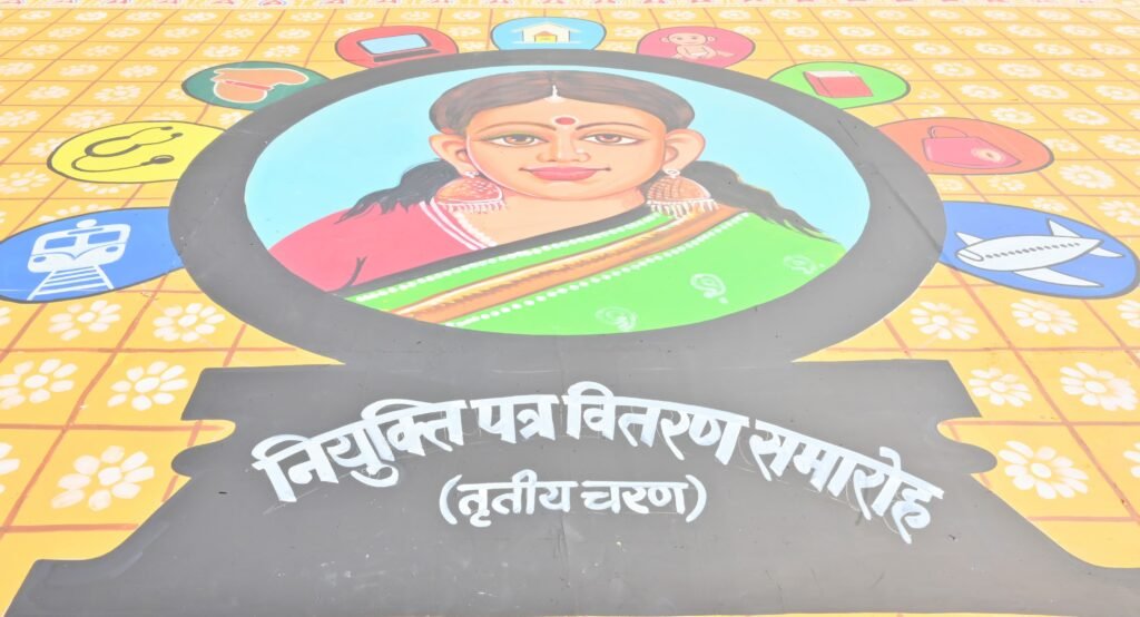 मुख्यमंत्री ने 51 हजार 389 नवनियुक्त शिक्षकों को दी नियुक्ति पत्र, कहा- आप सब खुश रहें, मुस्कुराते रहें 