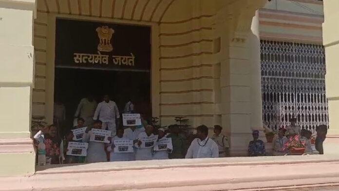 स्टूडेंट क्रेडिट कार्ड के मुद्दे को लेकर RJD विधायकों का सदन के बाहर हंगामा