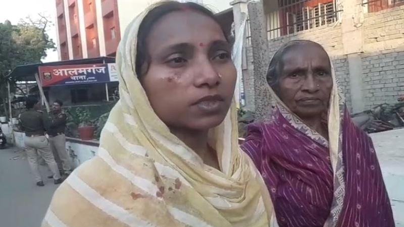 लड़का-लड़की में किसी बात को लेकर हुई कहासुनी, गाली-गलौज के साथ चले ईंट पत्थर