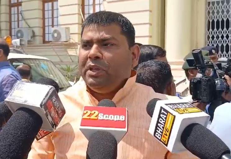 बिहार विधानसभा Live : ED की कार्रवाई पर सदन के बाहर सत्ता-विपक्ष के नेता आपस में उलझे बिहार विधानसभा Live : ED की कार्रवाई पर सदन के बाहर सत्ता-विपक्ष के नेता आपस में उलझे