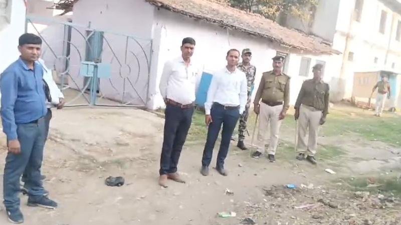 अतिक्रमण किए गए 27 डिसमिल जमीन को अंचलाधिकारी ने कराया खाली