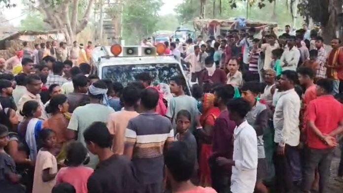 घर में शराब होने की सूचना पर छापेमारी करने गई पुलिस पर ग्रामीणों ने किया हमला