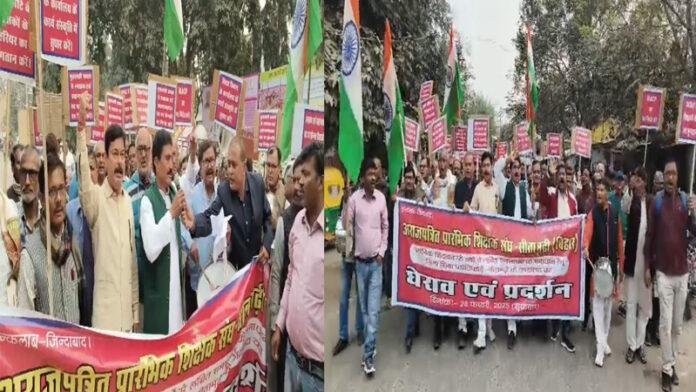 शिक्षकों का अनोखा प्रदर्शन, ढोल, नगाड़ा, झाल और कीर्तन लेकर पहुंचे DEO के पास