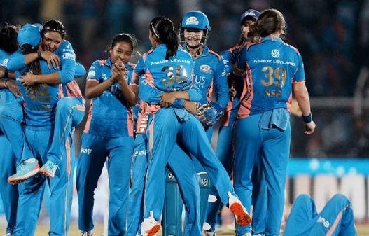 WPL 2025 में जीत के बाद एक-दूसरे को बधाई देतीं मुंबई इंडियंस की खिलाड़ी।