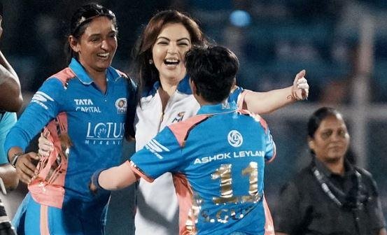 WPL 2025 में जीत के बाद मुंबई इंडियंस की खिलाड़ियों संग नीता अंबानी।
