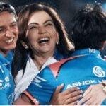 WPL 2025 में जीत के बाद मुंबई इंडियंस की खिलाड़ियों संग नीता अंबानी। 22Scope News