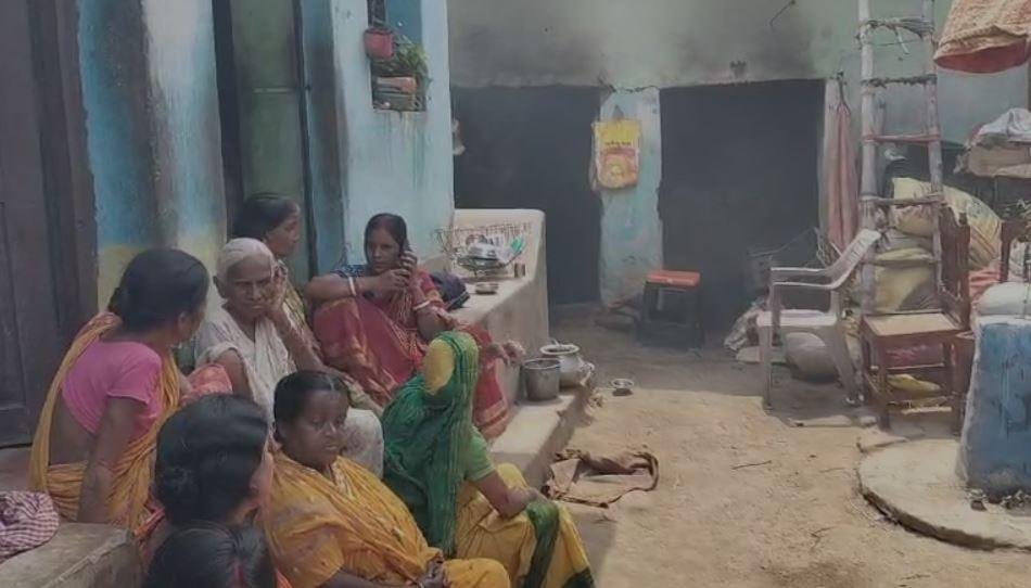 Sarath : शॉर्ट-सर्किट से लगी आग, घर में सो रही महिला जिंदा जली, मौत... Sarath : घटना के बाद रोते-बिलखते परिजन
