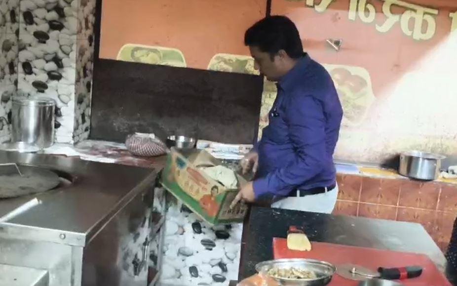 Dhanbad : जांच करते अधिकारी