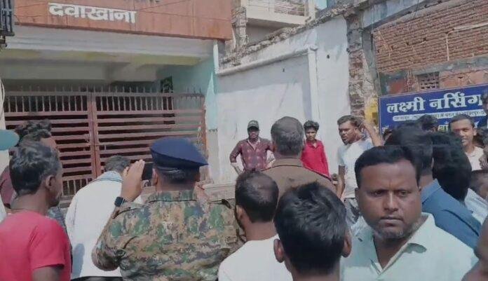 Dhanbad : महिला मरीज की मौत के बाद फूटा परिजनों को गुस्सा, जमकर हंगामा करते हुए कर दिया...