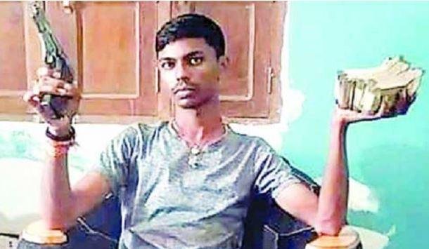 Gangster Aman Sahu : मोबाईल दुकान चलाते ऐसे बना मोस्ट वांटेड क्रिमिनल, हत्या, रंगदारी समेत 100 से ज्यादा मामले दर्ज... Gangster Aman Sahu : बुढ़मू में है पैतृक गांव