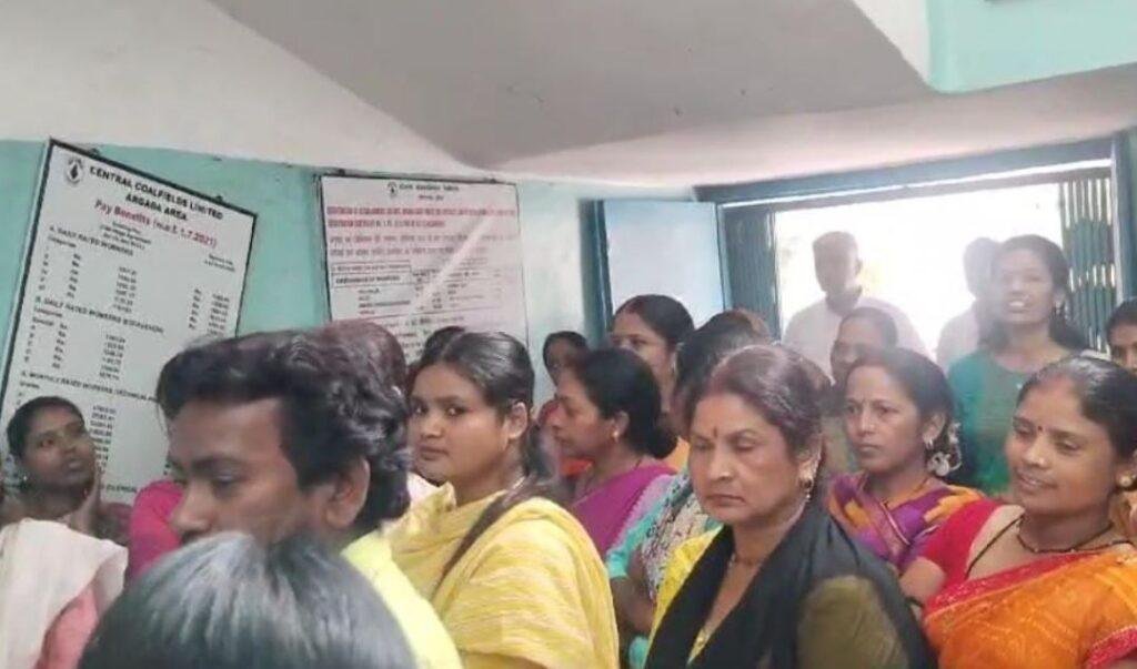 Ramgarh : सीसीएल अरगड्डा जीएम ऑफिस का स्थानीय लोगों ने कर दिया घेराव और फिर.. Ramgarh : घेराव के दौरान बड़ी संख्या में जुटे लोग