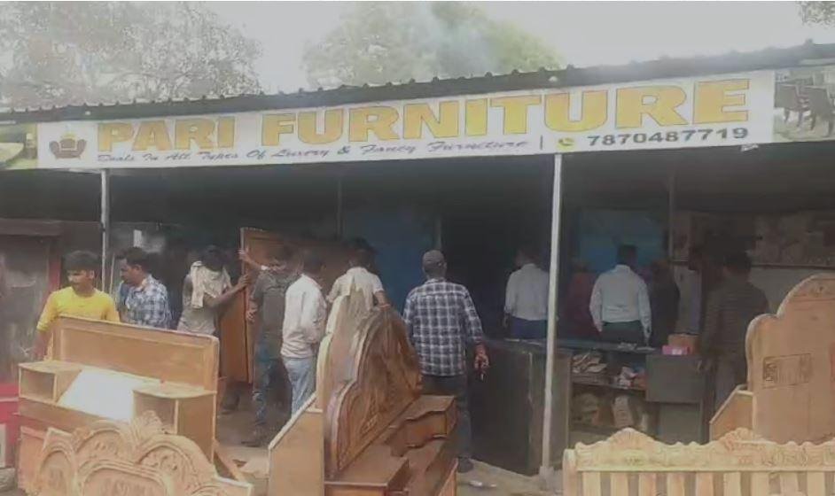 Dhanbad : झरिया में फर्नीचर दुकान में भीषण आग लगने से अफरातफरी का माहौल, लाखों का...