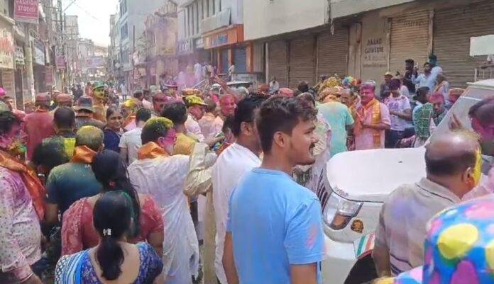 Jamshedpur : वृंदावन के तर्ज पर फूलों की ऐसी होली नहीं खेली होगी आपने, जुगसलाई में मनी ये खास होली...