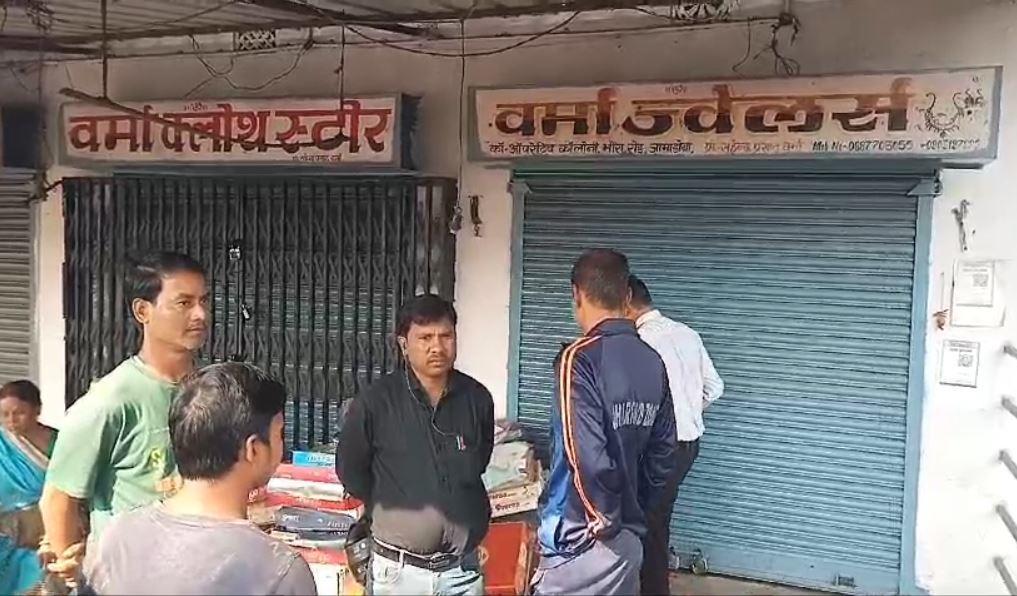 Dhanbad Crime : दीवार में सुरंग बनाकर लाखों के ज्वेलरी पर हाथ साफ, जांच में जुटी पुलिस... Dhanbad Crime : घटना के बाद जुटी लोगों की भीड़